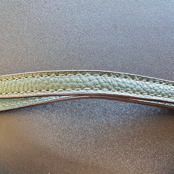 Green purse strap with gold tone lobster clip. - Picture 4 of 4